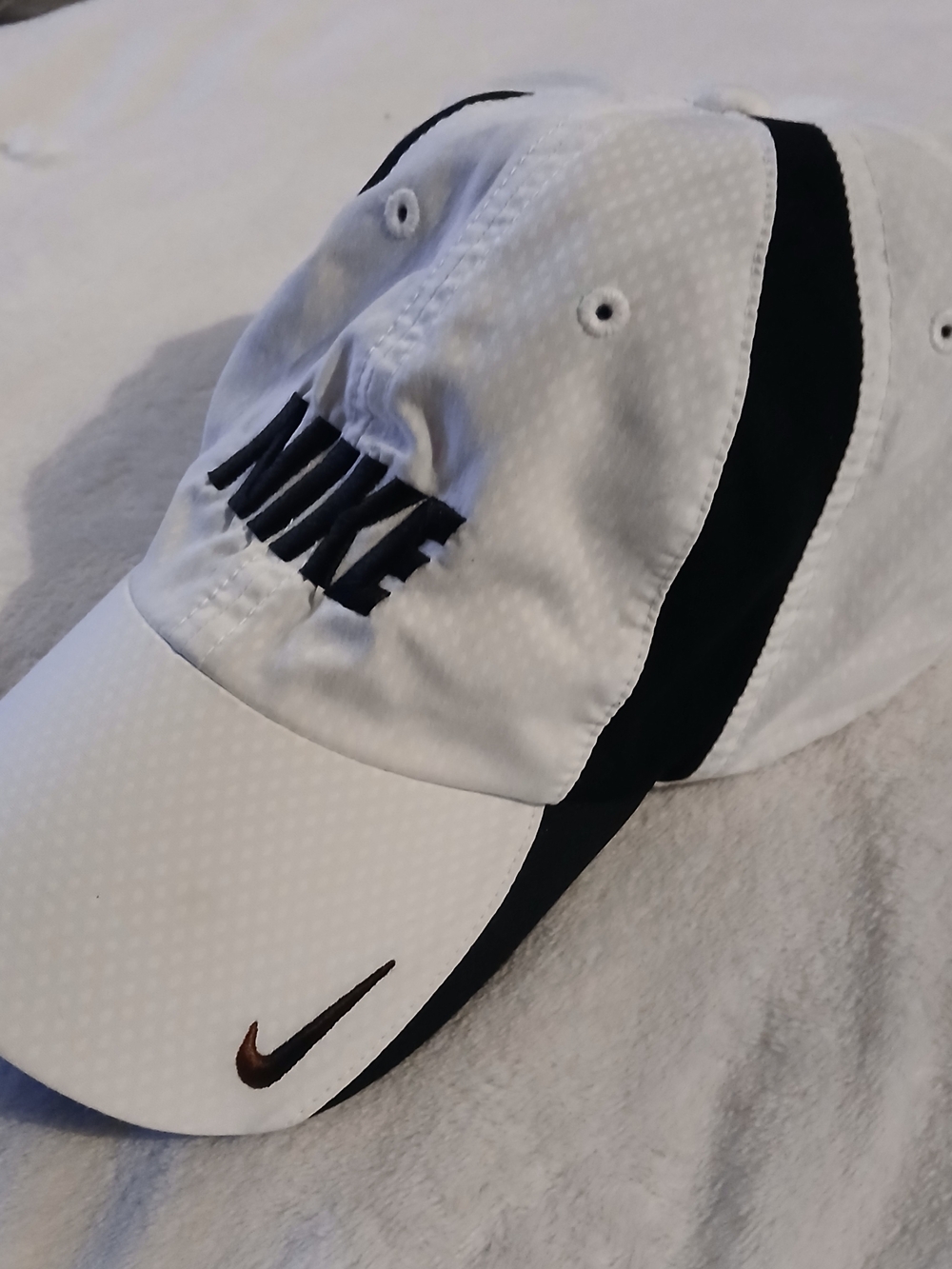 Nike White & Black Dri-FIT GOLF Cap Hat - SIZE M/L - NWOT